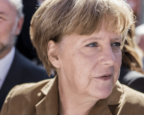 Merkel graver sig ned