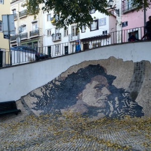 Gadekunstneren Vhils arbejdede et par måneder sammen med Lissabons brolæggere om at skabe mosaikken af Amalia Rodrigues. Foto: Susanne Sayers