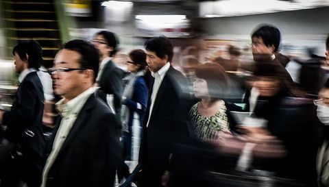 Japanske kontormænd smider slipset – efter ordre