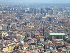 Napoli er kontrasternes by: sydøst fra det historiske centrum rager skyskraberne fra byens finansdistrikt i vejret - Poggioreale befinder sig lige bag dem. Foto: Lalupa fra Wiki Commons.