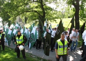 NMR demnstration Sverige - Wikimedia Commons. NMR (Nordiska Motståndsrörelsen) der er en del af "White POwer"-bevægelsen i Sverige fejrer den svenske nationaldag 6. juni 2007
