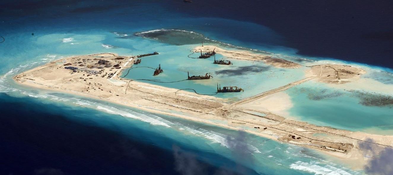Sandsugere skaber nye øer. Ifølge Pentagon har Kina bygget mere end 3200 hektarer på de kunstige øer siden 2013. Foto: CSIS