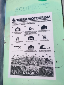 Turistjordskælv - med plakater forsøger aktionsgrupper at protestere mod forvandlingen af Lissabon. Foto: Susanne Sayers