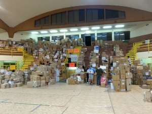 To dage efter jordskælvet i Amatrice den 24. august var der samlet nok nødvendighedsgenstande ind til de jordskælvsramte. Sportshal i Rieti. (Wikimedia Commons - Alessandro Antonelli)