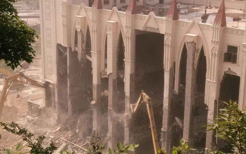 Sanjiang kirken med plads til 3.000 blev revet ned på 16½ time. Siden er et halvt hundrede kirker blevet nedrevet og over 1000 kors fjernet de seneste to år i storbyen Wenzhou. Billede fra sociale medier, publiceret i bloggen InBeijing.