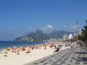 Ipanema forrest. Helt i baggrunden ses klippen Dois Irmãos, de to brødre, som ligger hvor stranden i Leblon slutter. Foto: Jorge Andrade, Wikimedia Commons