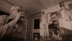 Nilleo og Uffe Ellemann-Jensen natten før 1998-valget. Privat foto.