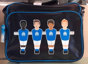 Fodboldtaske fra byens hold Olympique Marseille. Spillerne på taske afspejler byens mangfoldighed. Foto:Ole Blegvad