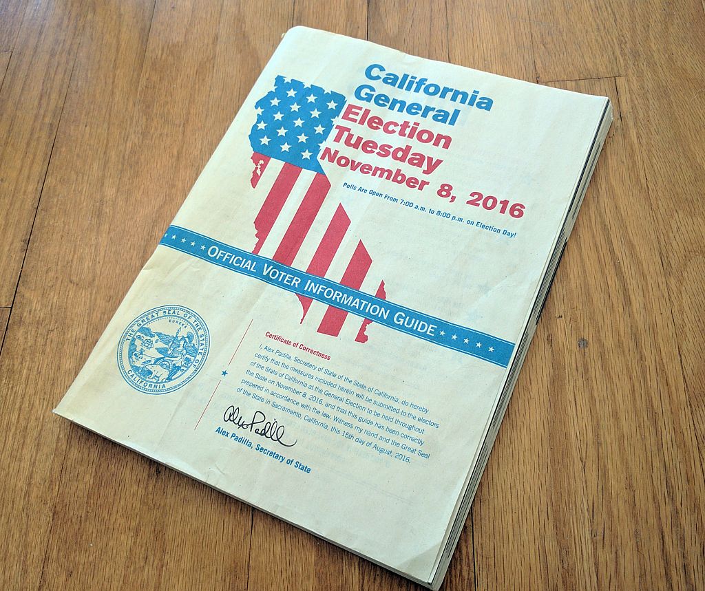 Denne 226 siders moppedreng med ultratynde sider beskriver alle de lovforslag, der skal stemmes om i Californien.