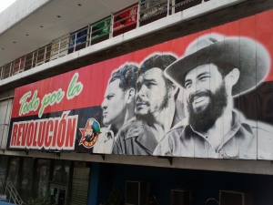 Revolutionsromantik i Havana: fra venstre Camilo Cienfuegos, Ernesto Che Guevara og Fidel Castro. Foto:Tumpatumcla~commonswiki