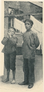 Fattige børn som gårdsangere i København, cirka år 1900. Foto: Alb. Gnudtzmann & Helmer Lind