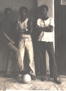 Samson (i midten) på sin cubanske kostskole i 80'erne sammen med Zelalem (til venstre, i dag læge) og Asmerom (itil højre, i dag ingeniør). Foto: Rasmus Sønderriis.