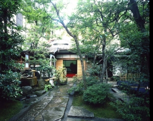 Jeg befinder mig i det nordlige Kyoto i tempelkomplekset Daitoku-ji, hvor der praktiseres zenbuddhisme.