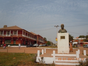 Nær nogle smukke gule huse fra kolonitiden stod bronzestatuen af Amilcal Cabral, Guinea Bissaus befrielseshelt, der nok havde haft større forventninger til sit folks handlekraft, end den jeg havde kunnet iagttage.