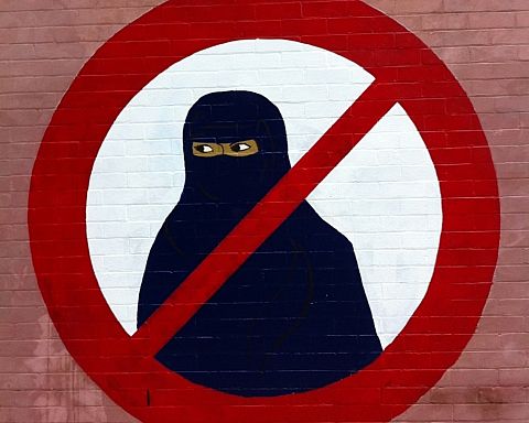 Danmark lægger med burkaforbuddet afstand til demokrati og danske værdier