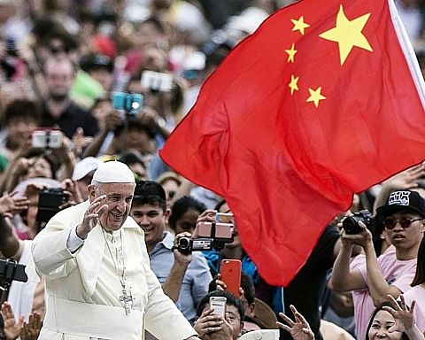 Paven på farlig kurs med Kina 