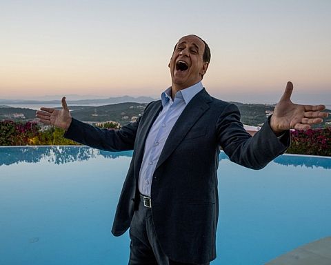 Silvio Berlusconi lugter af gebiscreme, hans tid af plastic