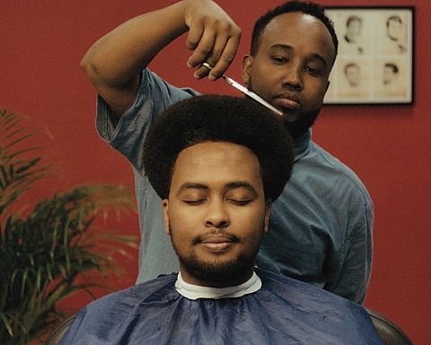 Q’s Barbershop: Stærk dokumentar om Vollsmose på CPH:DOX