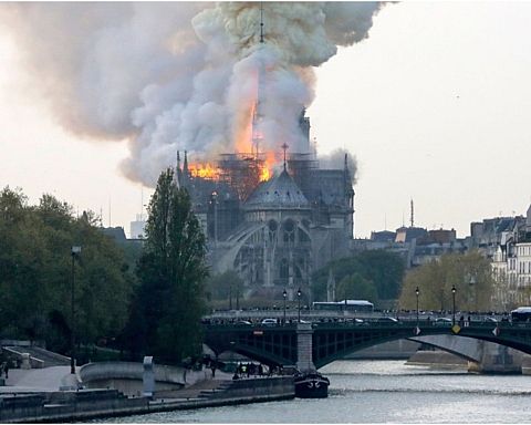 Notre Dame i brand – Frankrigs nationale stolthed er flammernes bytte