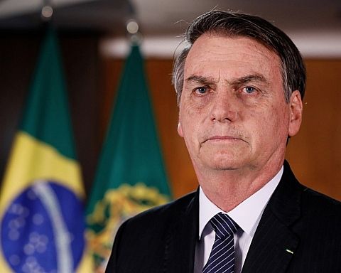 Mens Amazonas brænder møder Bolsonaro stigende indenrigspolitisk kritik