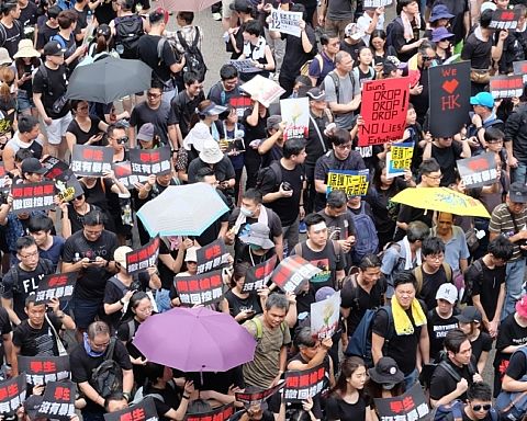 Politistyrke stormer metrostationer efter nye demonstrationer i Hongkong