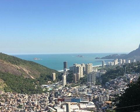 En guidet gåtur i en favela i Rio sker ikke uden overvejelser