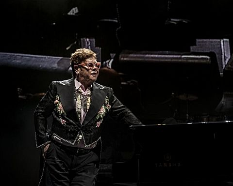 Elton John – Snag igennem, grin, græd, lær, lad dig imponere og bliv for Guds skyld forarget over rockstjernens biografi