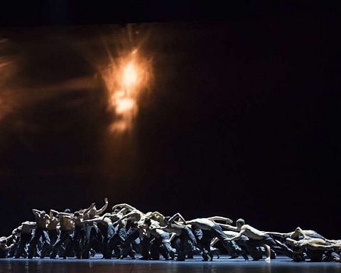 Alexander Meinertz: Crystal Pite bringer flygtningekrise, klimakrise, dødelighed og kønsidentitet ind på de store balletscener