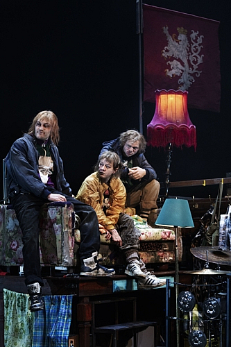 To stjerner giver Ole Blegvad Sigrid Strøm Reibos iscenesættelse af Brechts Mutter Courage på Det Kgl. Teater: