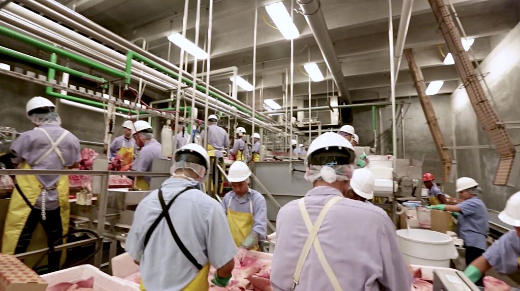 I kødindustrier som Smithfield står arbejderne tæt og tempoet er højt