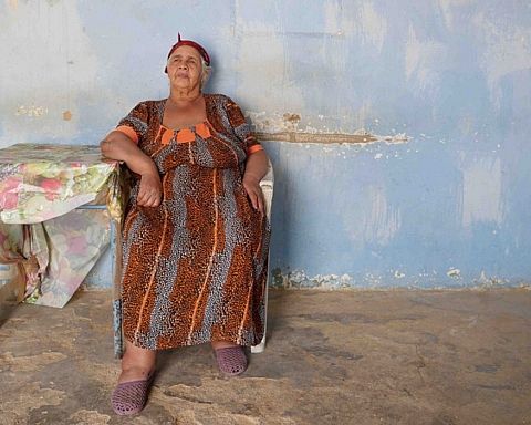 ‘143 Sahara Street’ – hverdage ved en mærkelig gammel kvindes kaffebar i Algeriet