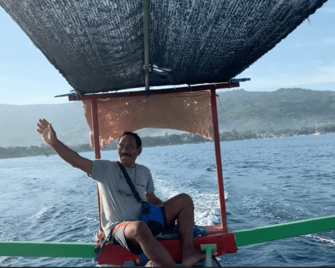 Corona-opfordring fra Kenneth Tram: Husk bådføreren Ketut – giv en håndsrækning til dem du mødte på ferien