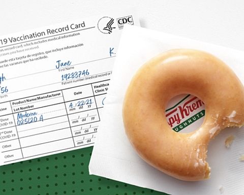 Krispy Kreme tilbyder alle vaccinerede i USA en gratis doughnut hver dag året ud