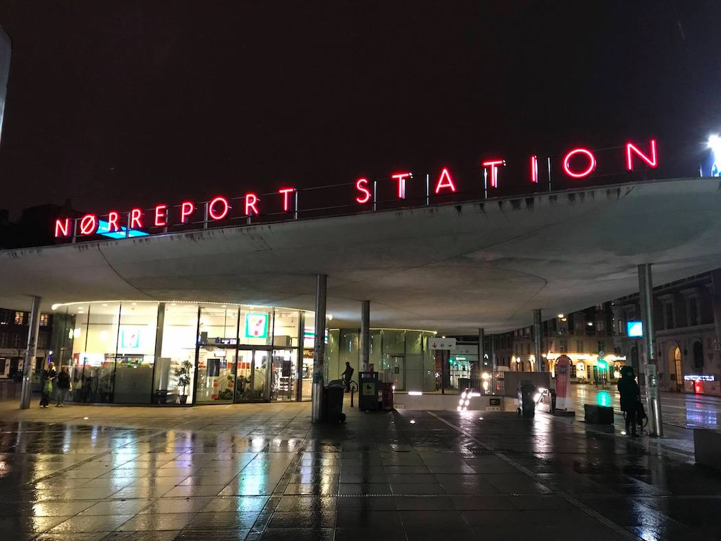 nørreport station tog mørke neonlys