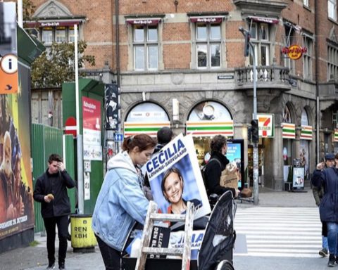 Valgplakater hænges op i København ved Kommunalvalget i 2021