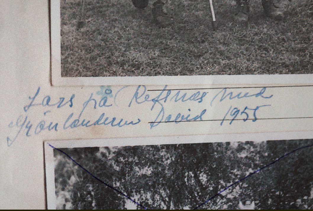 Et foto, der viser hjørner af to fotografier fra 1955 og billedtekst skrevet med håndskrift.