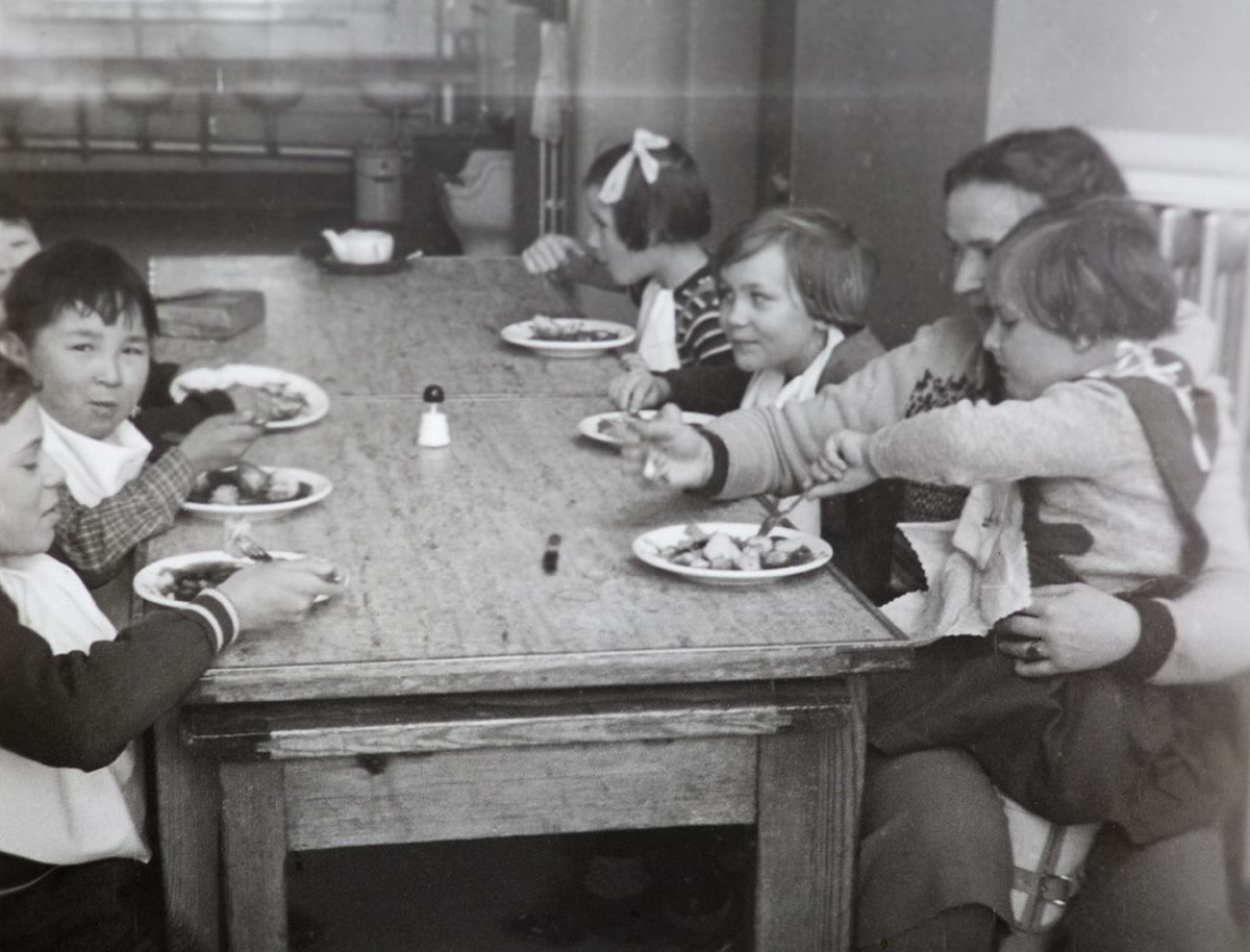 Foto af drengen David i selskab med jævnaldrende børn og en voksen under et måltid på hospitalet.