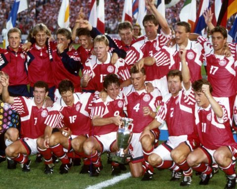 Foto af fodboldslandsholdet få øjeblikke efter sejren ved VM i 1992 illustrerer den fodboldsnostalgiske rejse tilbage til 90'erne, som ritiro-podcasten bl.a. handler om.