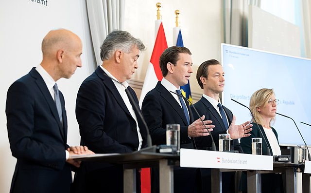 Den nu forhenværende kansler Sebatian Kurz og koalitionspartnere fotograferet for en uge siden, hvor en kæmpe skattelettelse blev præsenteret for østrigerne, og før skandalen for alvor rullede.