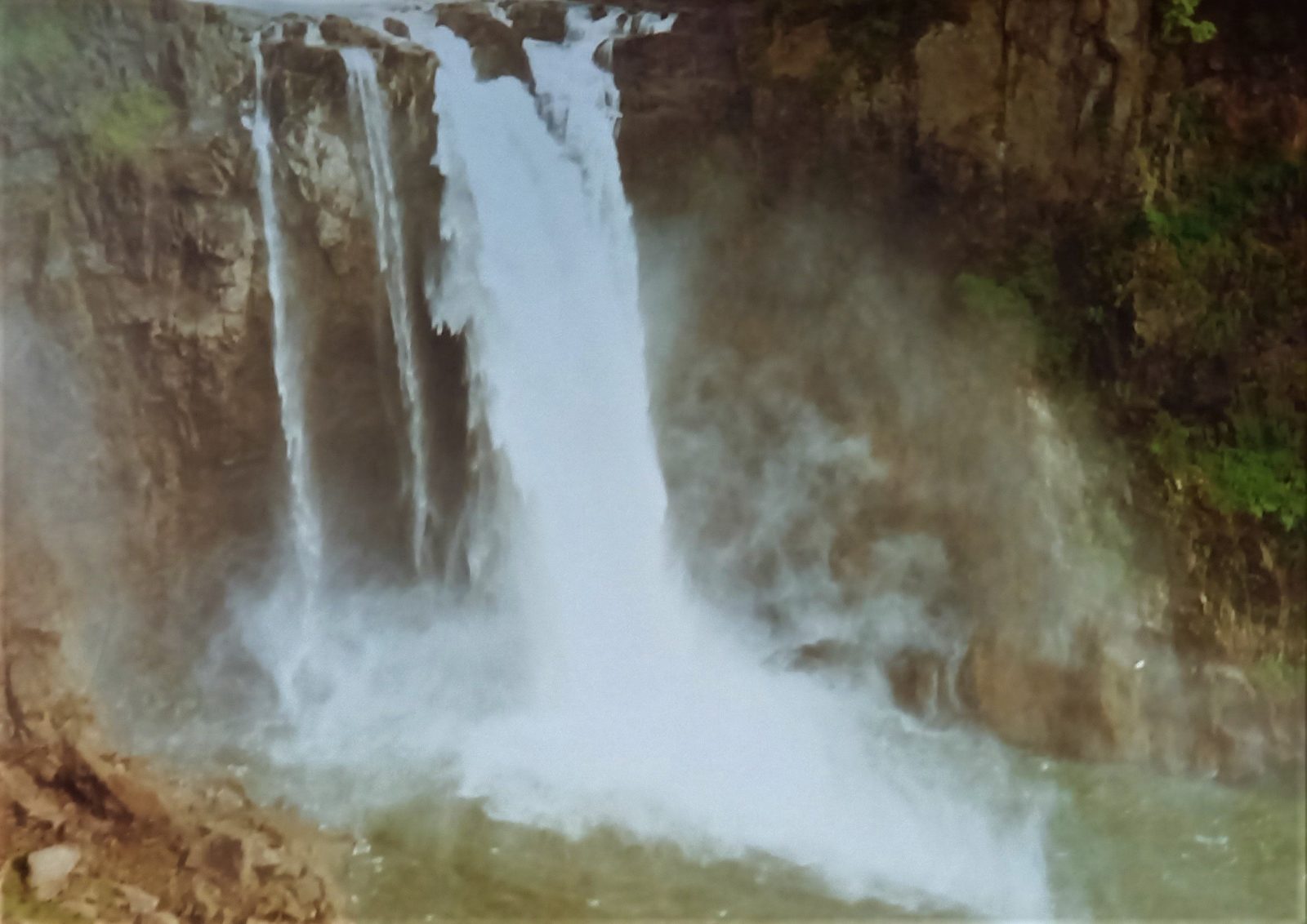 Et foto af vandfaldet, der skabte en del af uhyggen i Twin Peaks-serien.