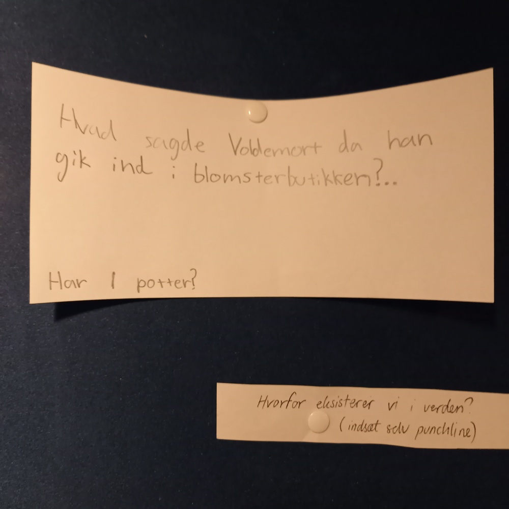 Humoristiske spørgsmål skrevet af gæster i Storm museum på Frederiksberg. 