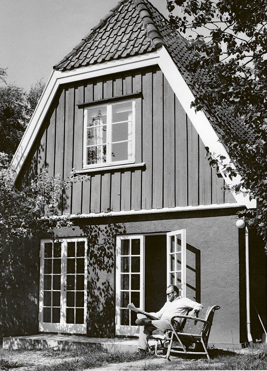 Sort-hvid foto af Ib Antoni foran sommerhuset ved Rågeleje i Nordsjælland.