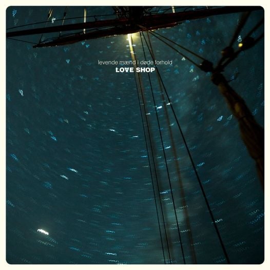 Master fra et skib med nattehimmel som baggrund er forsidebilledet på Love shops nye album, De levende mænd i døde forhold.