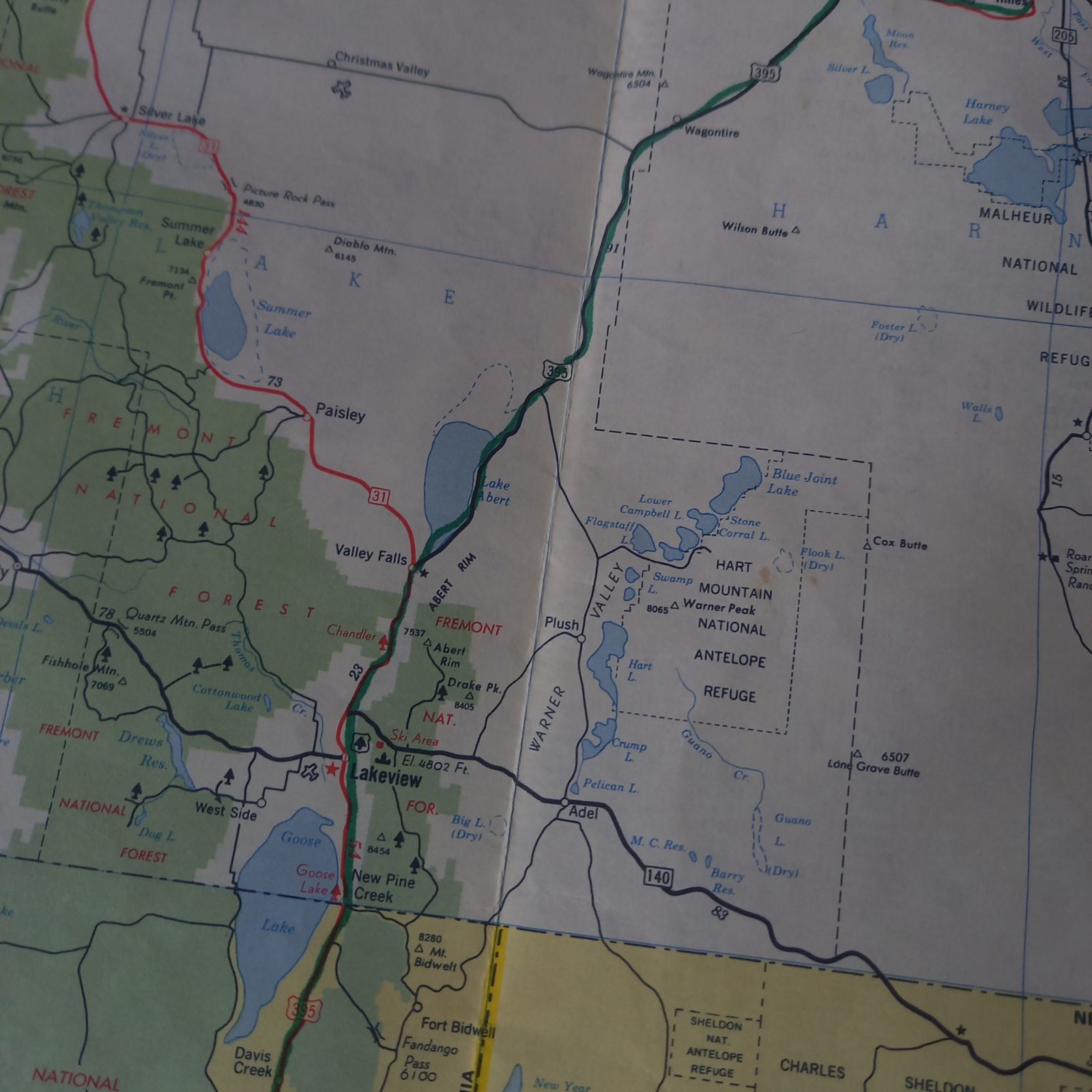 Mikkel Stolts kort, der bruges på hans roadtrip gennem USA, viser her et område uden veje markeret med farver - en hvid plet.