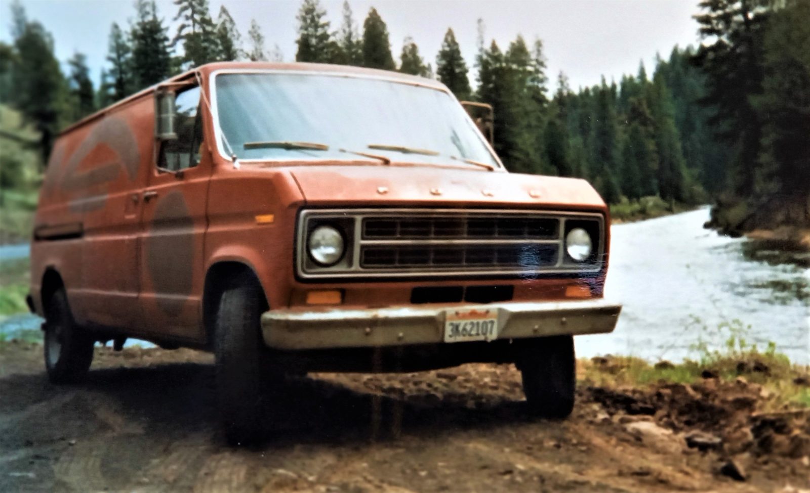 Den rødbrune van, som Mikkel Stolt kører i på sin roadtrip, parkeret ved Goose Lake. 
