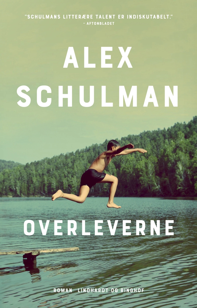 Forsiden af romanen Overleverne er et foto af en dreng, der fra stor højde spring i vandet.