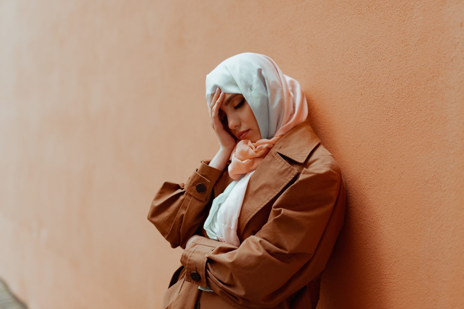 En fortvivlet muslimsk kvinde. Når en kvinde i et islamisk ægteskab ønsker skilsmisse, kan æresbegreber skabe problemer. Foto: Pexel