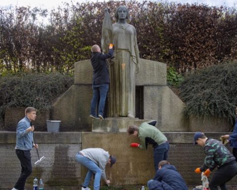 Generation Identitær rengører statue