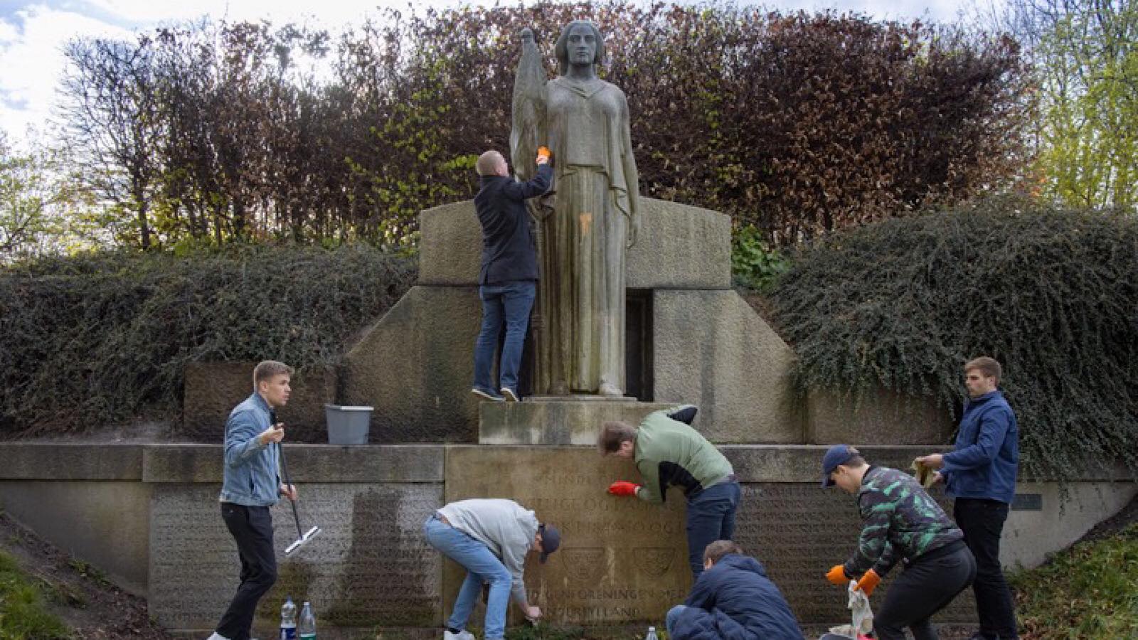 Generation Identitær rengører statue