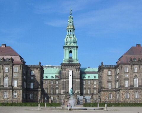 Når partiorganisationerne flytter ind på Christiansborg, er det en centralisering af magten